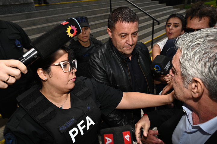 El Tesorero y el abogado de AFA, saliendo juntos de Tribunales. (Pedro Lázaro Fernández).