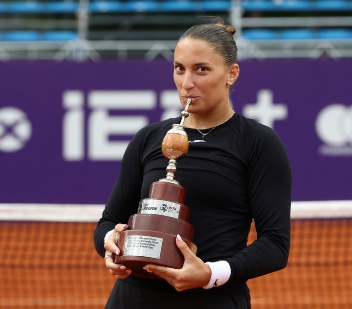 Panna Udvardy festejó su título en Buenos Aires con el tradicional mate que simboliza el trofeo del torneo.