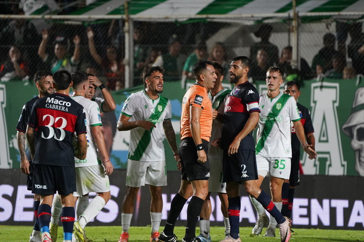 El árbitro Luis Lobo Medina durante Banfield - Tigre (Martín Bonetto).