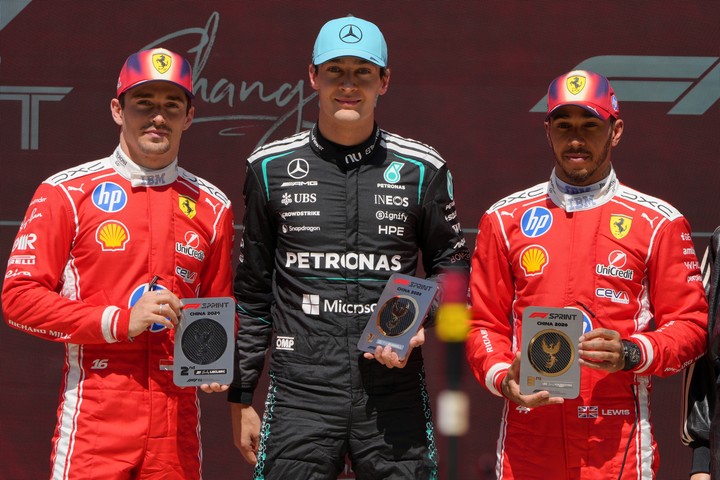 El podio de la carrera Sprint en China. (AP Photo/Andy Wong)