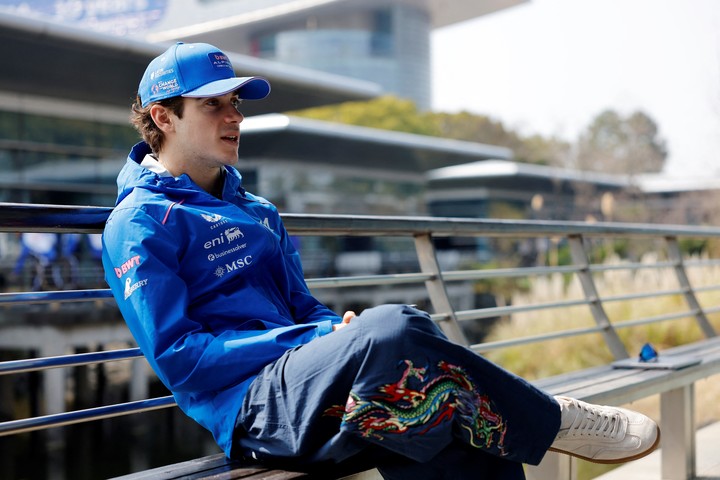 Franco Colapinto sentado en el GP de China. REUTERS.