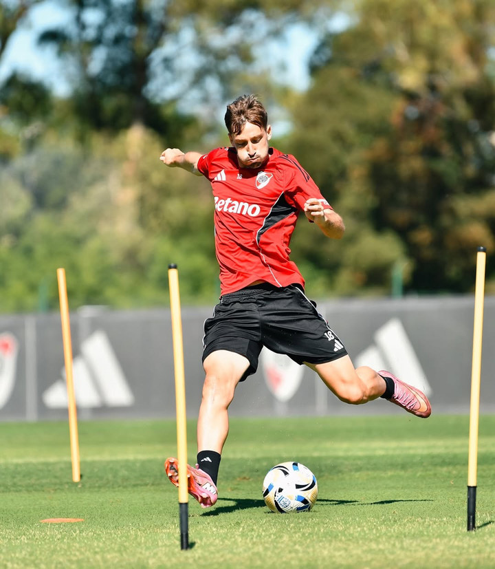 Viña dejará las prácticas con River para unirse a la selección de Uruguay (Prensa River).