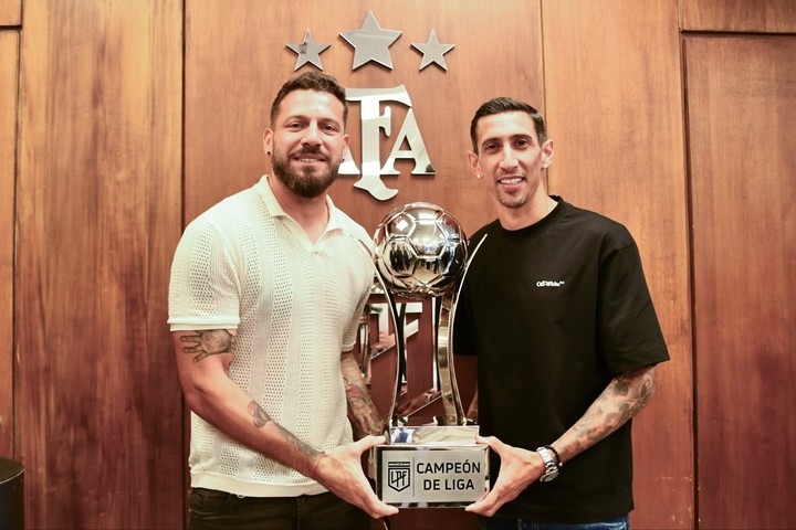 Fatura Broun y Ángel Di María, con el trofeo que le dieron a Rosario Central como el mejor de la anual 2025. (Foto: Prensa Liga Profesional)