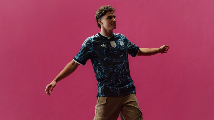 Julián Alvarez con la nueva camiseta alternativa de la Selección.