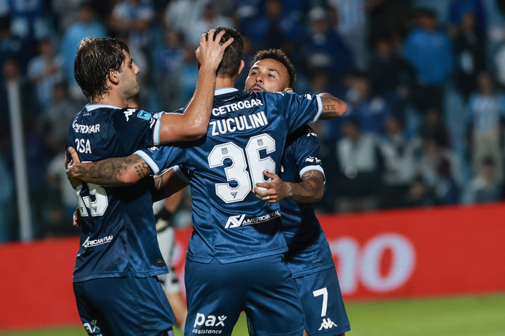 Vergara festeja un gol a Atlético Tucumán.