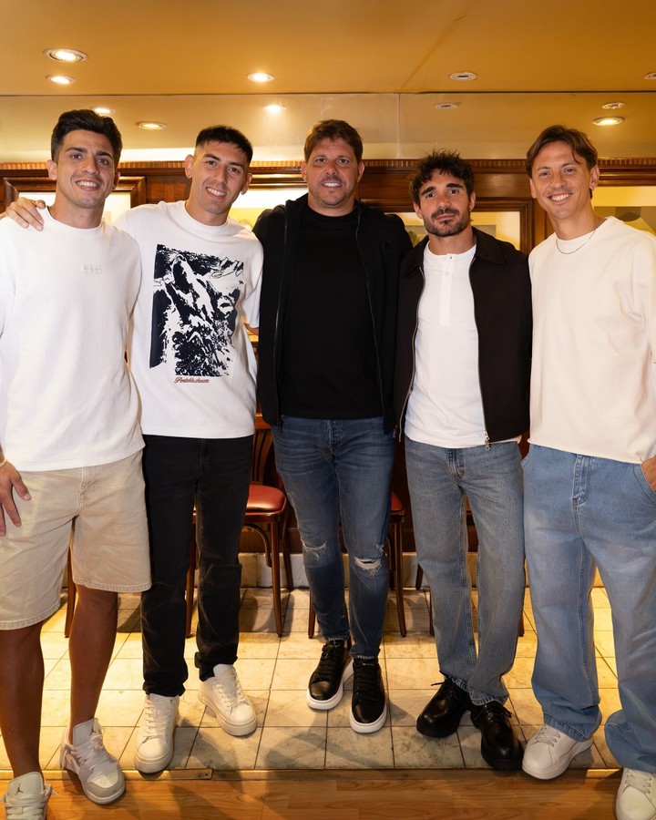 Integrantes del plantel junto a Ayude. (Prensa San Lorenzo)