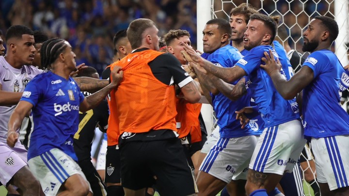 El escándalo en Brasil: Cruzeiro y Atlético Mineiro y una batalla campal que recorrió el mundo.