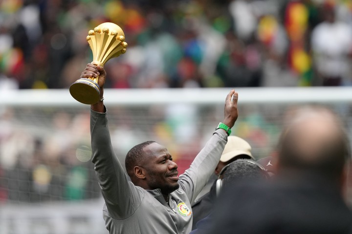 El coach de Senegal, Pape Thiaw, con la Copa Africa en Paris. (AP Photo/Aurelien Morissard)