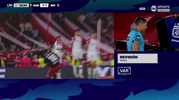 La pelota pega en el brazo izquierdo del jugador de Huracán.