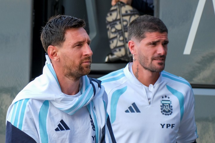 Messi y De Paul, en Luanda.