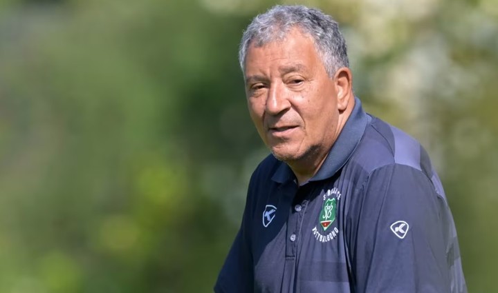 El DT de Surinam (FIFA).