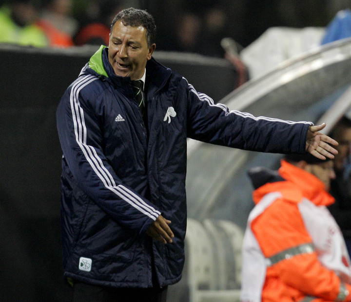 Henk Ten Cate dirigirá su primer partido en Surinam durante el Repechaje con Bolivia (AP Photo).