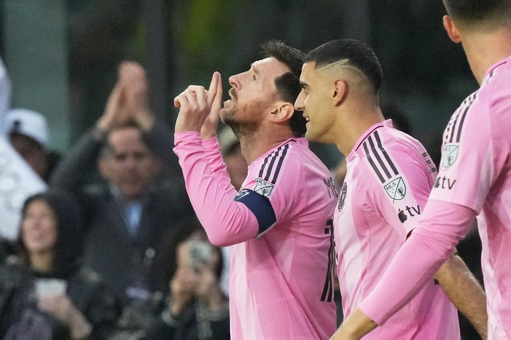 Messi alcanzó su gol 900 en la serie de Inter Miami ante Nashville (AP Photo/Marta Lavandier).