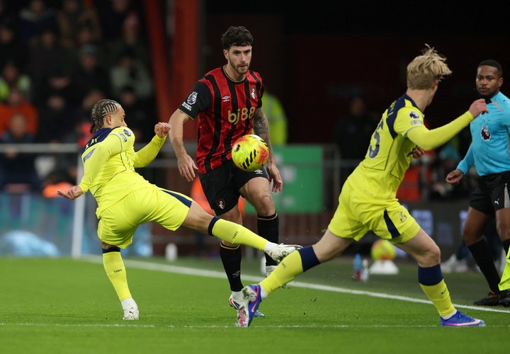 Soccer Football - Premier League - AFC Bournemouth v Tottenham Hotspur - Vitality Stadium, Bournemouth, Britain - January 7, 2026
Tottenham Hotspur's Xavi Simons in action with AFC Bournemouth's Marcos Senesi REUTERS/Isabel Infantes EDITORIAL USE ONLY. NO USE WITH UNAUTHORIZED AUDIO, VIDEO, DATA, FIXTURE LISTS, CLUB/LEAGUE LOGOS OR 'LIVE' SERVICES. ONLINE IN-MATCH USE LIMITED TO 120 IMAGES, NO VIDEO EMULATION. NO USE IN BETTING, GAMES OR SINGLE CLUB/LEAGUE/PLAYER PUBLICATIONS. PLEASE CONTACT YOUR ACCOUNT REPRESENTATIVE FOR FURTHER DETAILS..