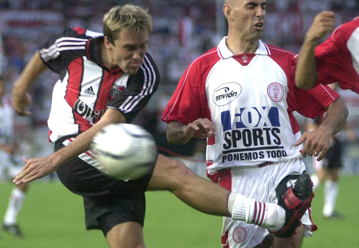 Coudet frente a Huracán con la camiseta de River.