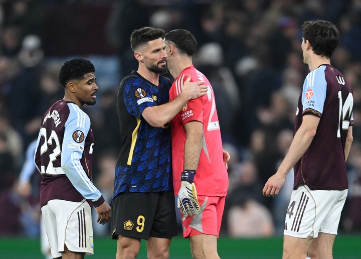 Olivier Giroud enfrentó al Aston Villa del Dibu en Europa League. (REUTERS)