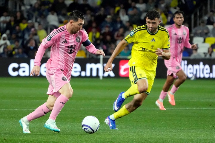 Messi con la pelota ante Nashville (AP Photo).