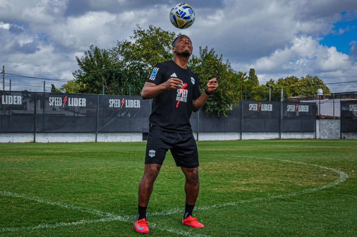Nsumoh Johnson, el nigeriano de Riestra. (Prensa Riestra)