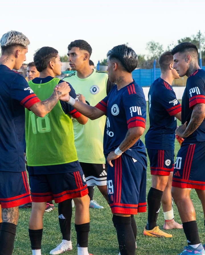 Los jugadores de Leones FC tras el debut (Prensa Leones FC).