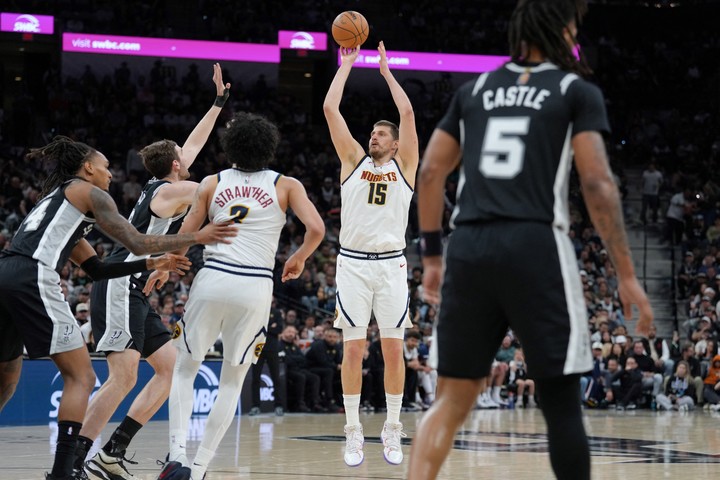 Jokic en un nuevo partidazo con Denver (Reuters).