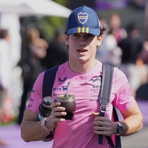 Con gorra de Boca: así llegó Colapinto al paddock en Australia