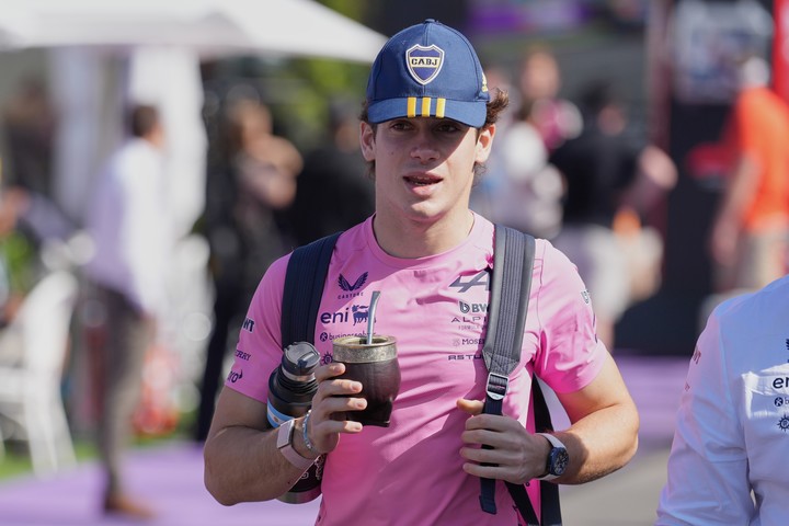 Colapinto, con gorra bostera en el paddock (AP Photo/Heath McKinley).
