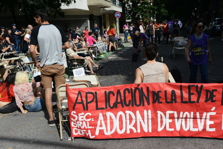 Clase pública de la UBA cerca de uno de los domicilios de Adorni (Foto: Luciano Thieberger).