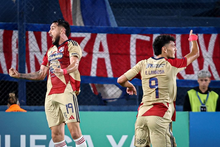   Enzo Larrosa, de Independiente Medellín celebra su gol ante Juventud de las Piedras (EFE). 