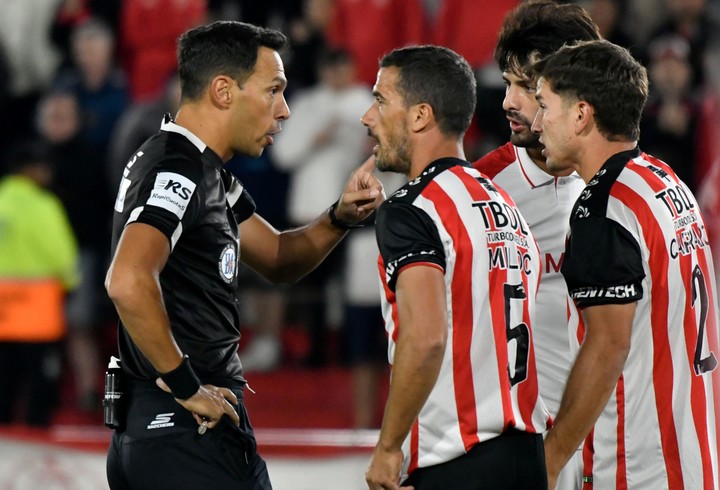 Tello habla con los jugadores de Barracas (Fotobaires).