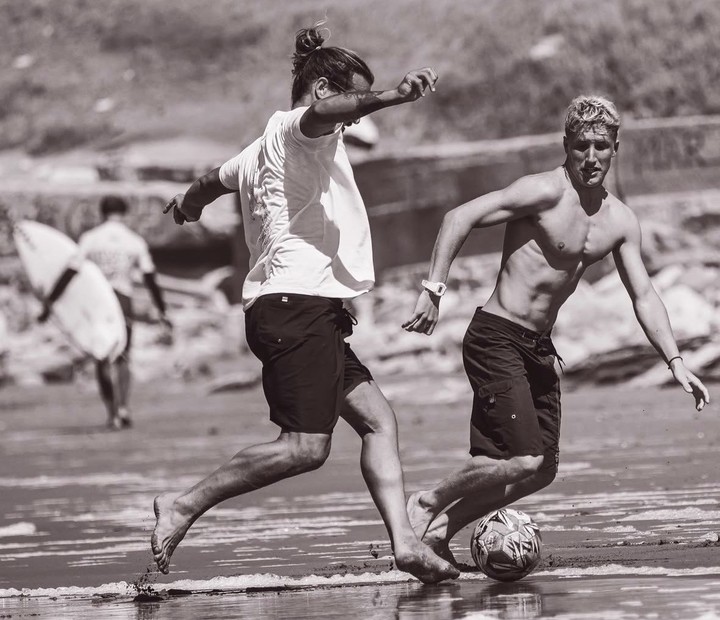 La pasión y energía de Thiago: también jugó al fútbol en la playa.