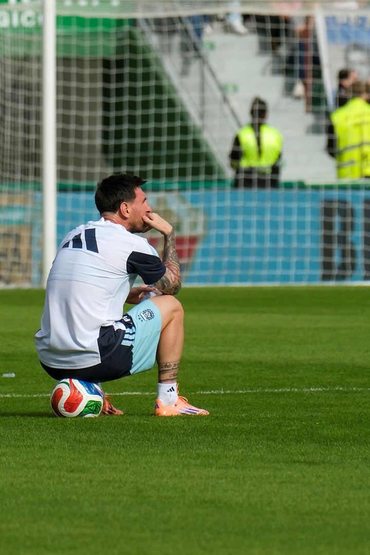 Messi, la pelota y la Selección.
EFE/Pablo Miranzo