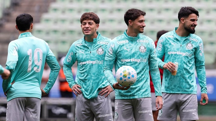 Ramón Sosa, Emiliano Martínez, Agustín Giay y el Flaco López en el entrenamiento.