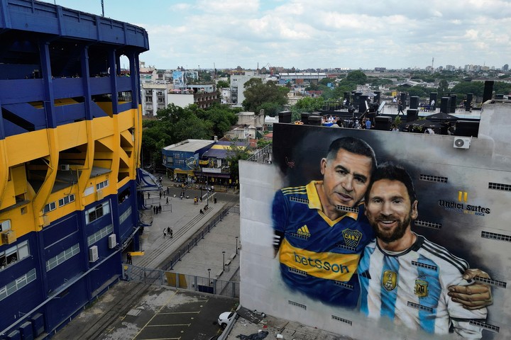 El mural de Riquelme y Messi con la Bombonera como protagonista especial.
