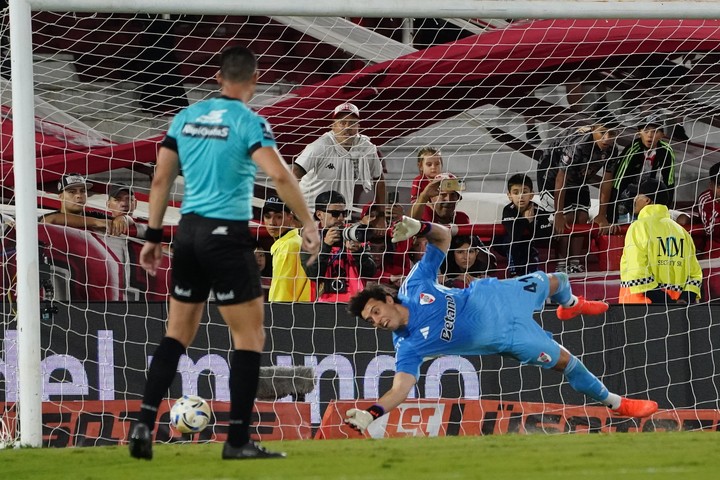 Ramírez observa el gol de Huracán, de penal (Emmanuel Fernández). 