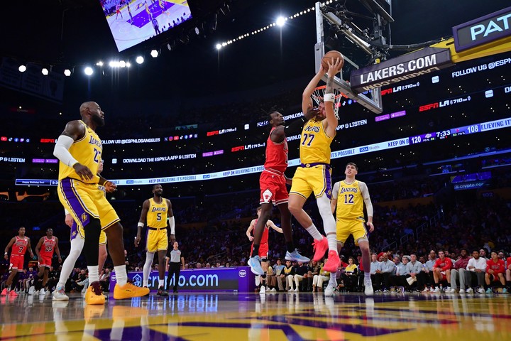 Doncic y LeBron, las dos figuras de los Lakers (Reuters).