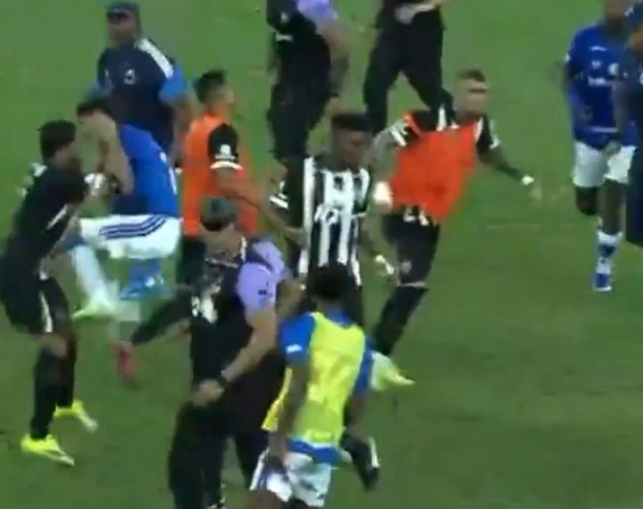 La patada voladora de Lucas Villalba hacia Hulk. (X: @MurciDiablo)