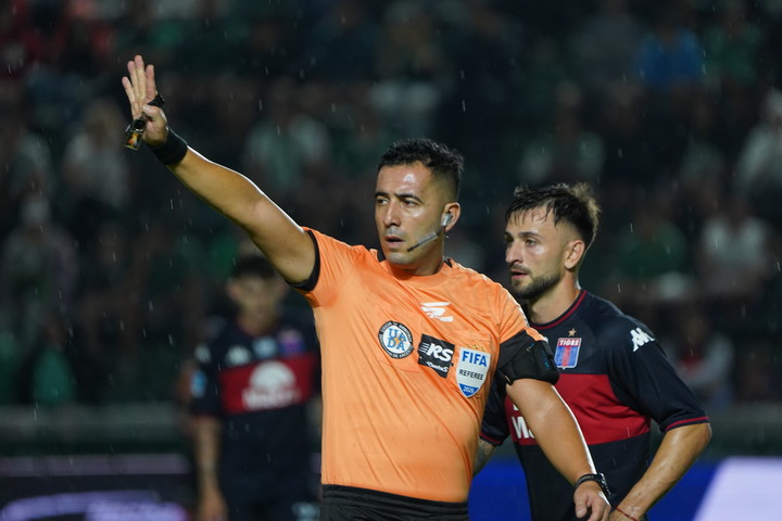 El árbitro Luis Lobo Medina durante Banfield - Tigre (Martín Bonetto).