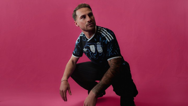Alexis con la nueva camiseta alternativa de la Selección.