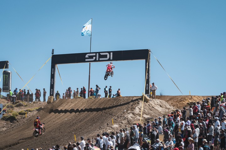 La bandera argentina flameando en el MXGP local. (Nicolás Arias / Prensa MXGP Argentina)