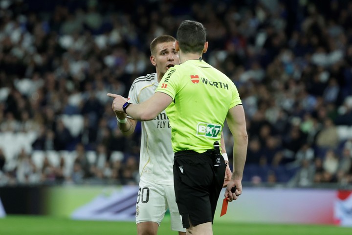 La discusión de Franco con el árbitro. (foto: EFE)