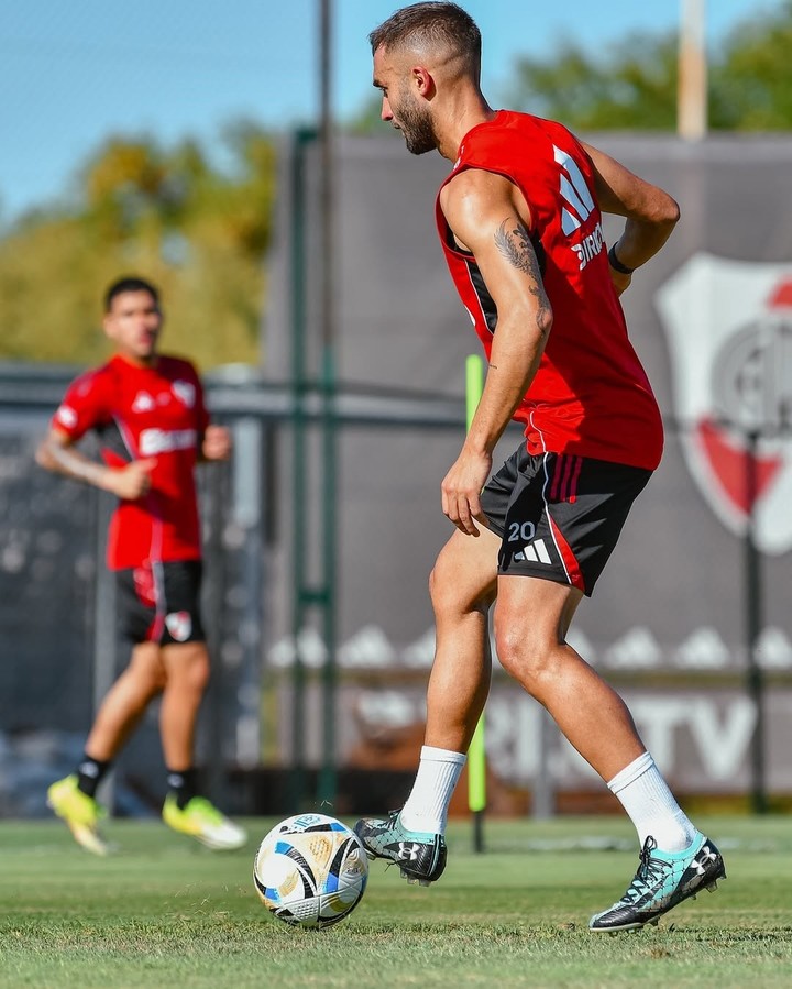 Pezzella, con la pelota en los pies en el Camp. (Prensa River).