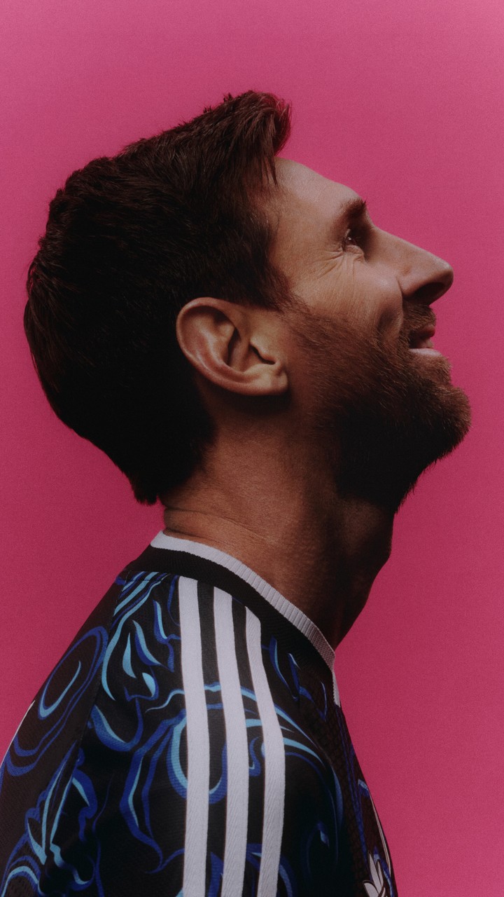 Messi con la nueva camiseta alternativa de la Selección