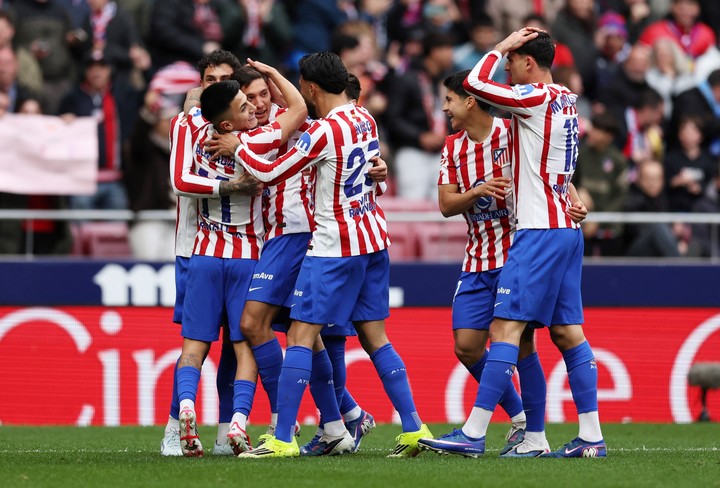 Almada lo abrazo a Molina después del 1-0 (REUTERS).