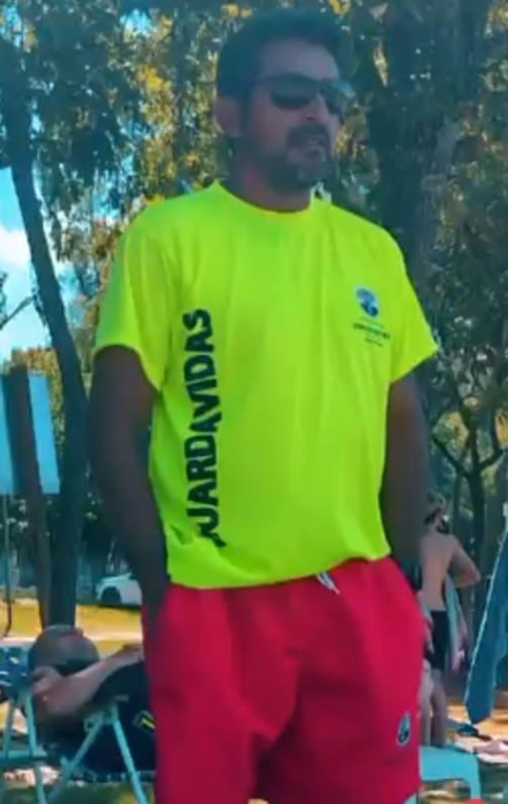 Norberto Acosta en su trabajo de entrenador de guardavidas en Gualeguaychú.