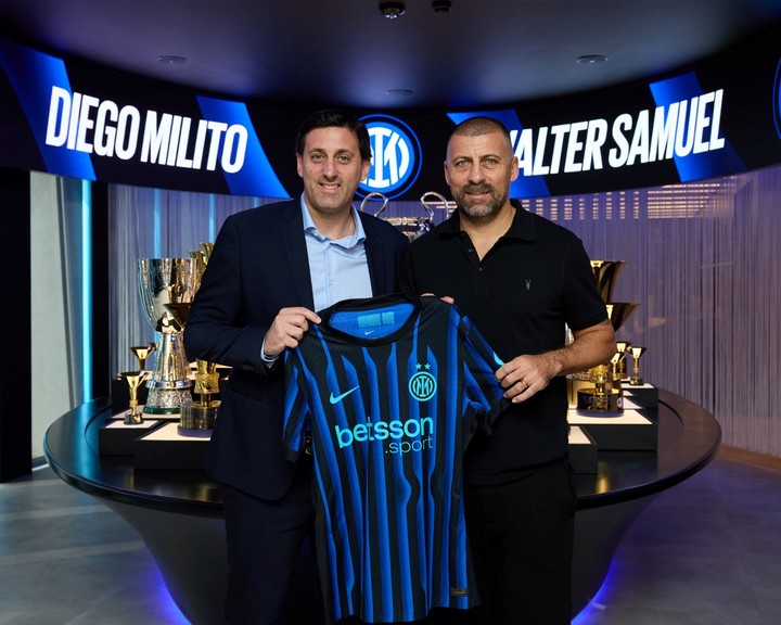 El encuentro entre Diego Milito y Walter Samuel (Prensa Inter).