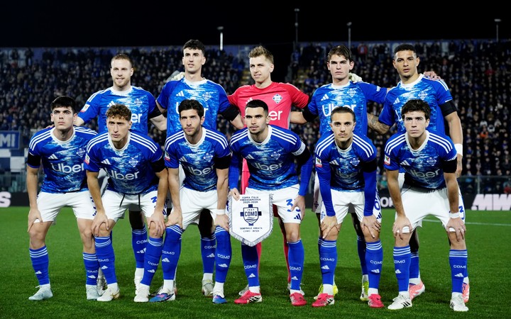 Soccer Football - Coppa Italia - Semi Final - First Leg - Como v Inter Milan - Stadio Giuseppe Sinigaglia, Como, Italy - March 3, 2026
Como players pose for a team group photo before the match REUTERS/Matteo Ciambelli