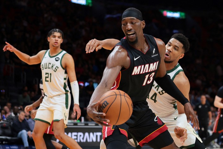 Adebayo y Antetokounmpo, las dos figuras de la noche en Miami (Reuters).