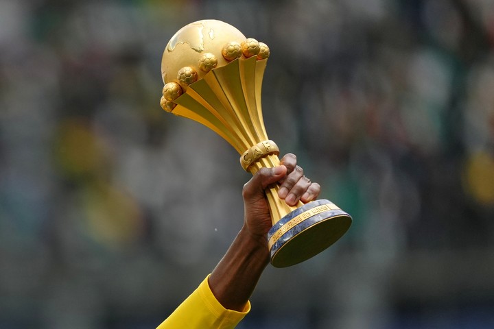 La copa que mostró Senegal en París. (AP Photo/Aurelien Morissard)