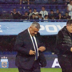 Video: silbidos para Tapia cuando le entregó una plaqueta a Riquelme