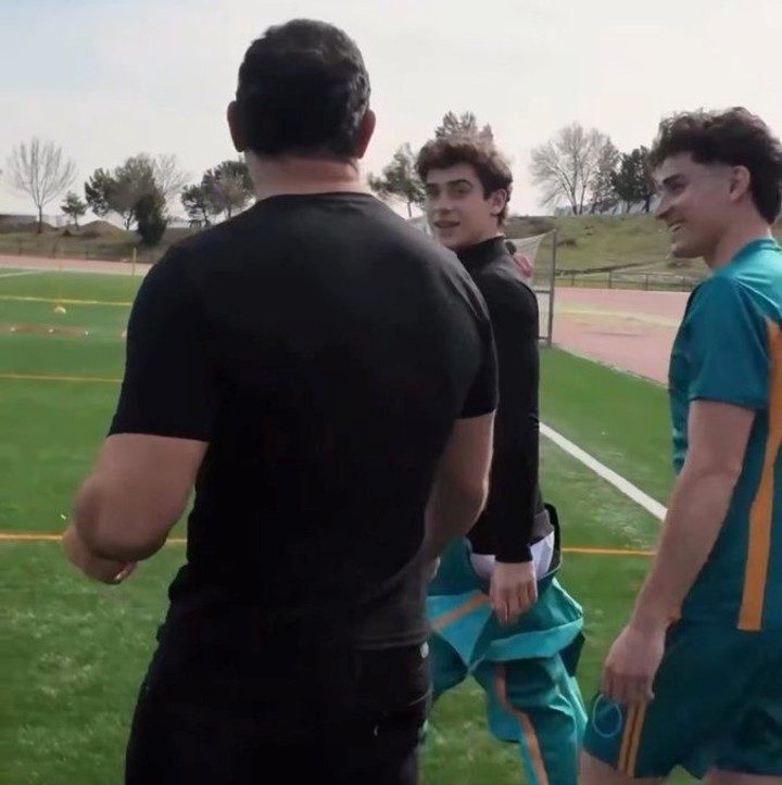 Julián Alvarez y Franco Colapinto junto a Agustin Creevy. (X: @MaxArgento33)